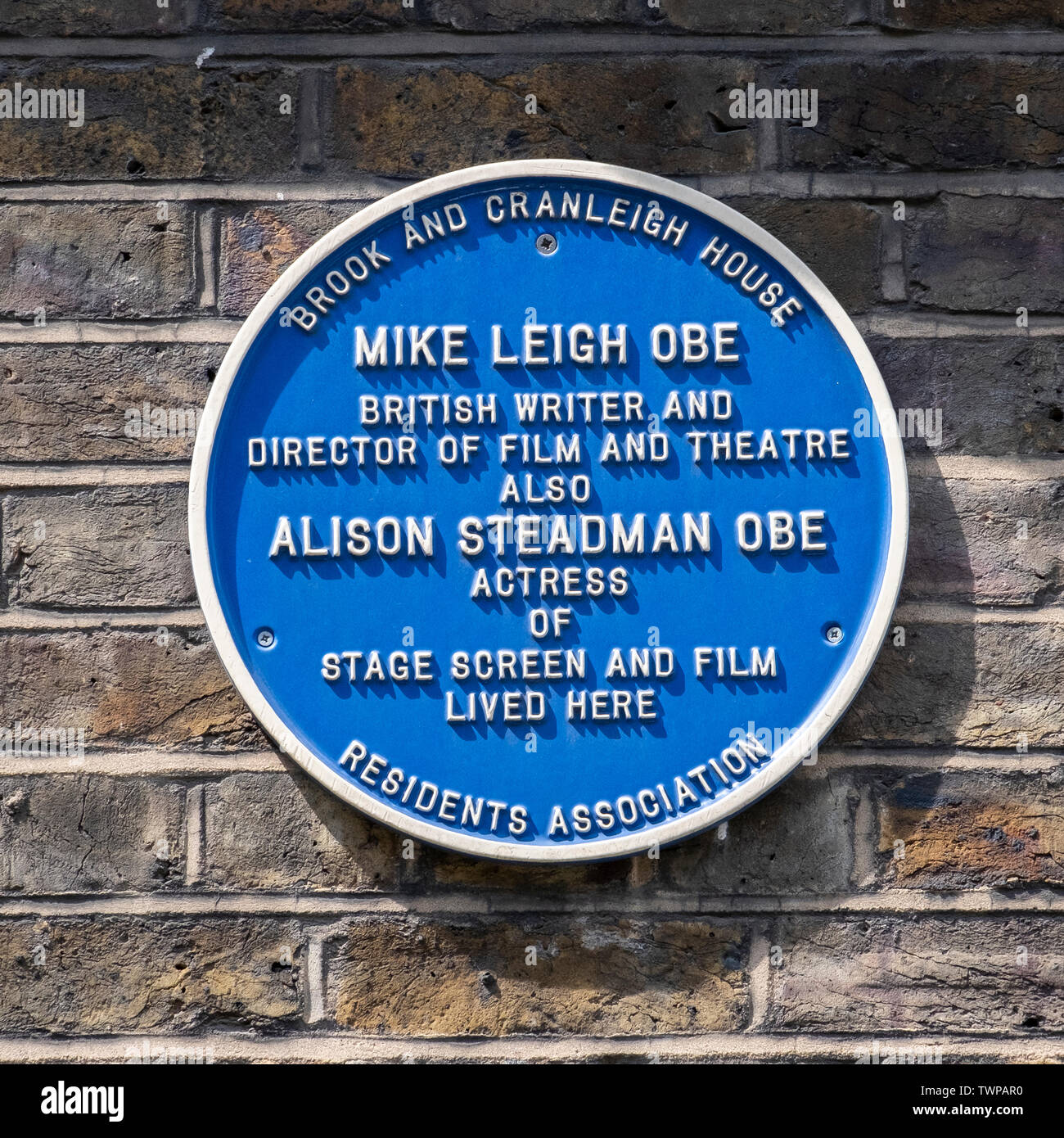 Blaue Plakette für Mike Leigh und Alison Steadman, die in Brook und Cranleigh Haus in Cranleigh Straße in Somers Town, Camden, London gelebt Stockfoto