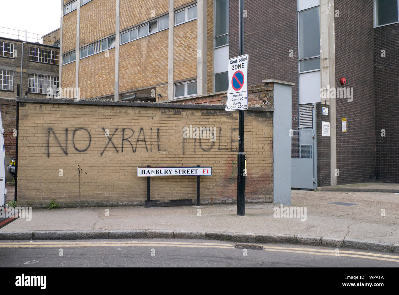 2008, Hanbury Street Spitalfields, Graffiti über den geplanten Bau eines großen Zugang Welle auf der Website durch die Bewohner gegen die Crossrail Stockfoto