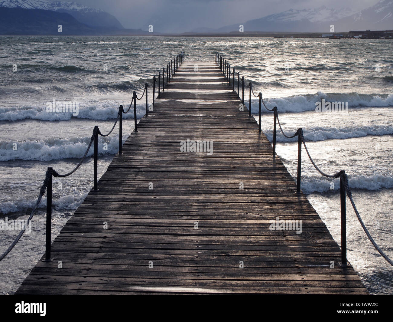 Hölzerne Seebrücke in Puerto Bories, Ultima Esperanza Bucht, in der Nähe der Stadt Puerto Natales im südlichen Chile Stockfoto