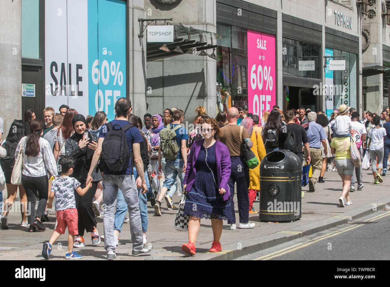 Die Oxford Street. London, Großbritannien. Am 22. Juni 2019. Die Oxford Street ist mit Käufern unter Ausnutzung der große Rabatte wie dem Sommerschlussverkauf Saison beginnt und Einzelhändler weiterhin die Drohung der Online shopping Credit: Amer ghazzal/Alamy Live News Credit: Amer ghazzal/Alamy Leben Nachrichten zu Gesicht verpackt Stockfoto