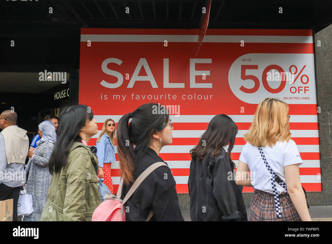 Die Oxford Street. London, Großbritannien. Am 22. Juni 2019. Die Oxford Street ist mit Käufern unter Ausnutzung der große Rabatte wie dem Sommerschlussverkauf Saison beginnt und Einzelhändler weiterhin die Drohung der Online shopping Credit: Amer ghazzal/Alamy Live News Credit: Amer ghazzal/Alamy Leben Nachrichten zu Gesicht verpackt Stockfoto