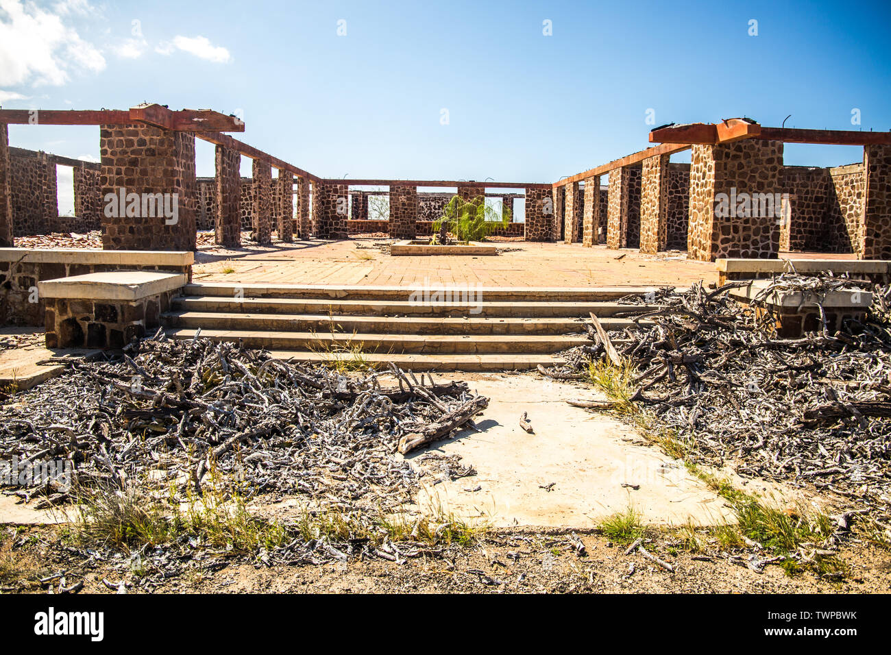 Baltra wurde der uns gemietet, um die pazifischen Theater des II Weltkrieges zu überwachen. Die Reste sind vor allem durch die ehemaligen Social Club gesehen. Stockfoto