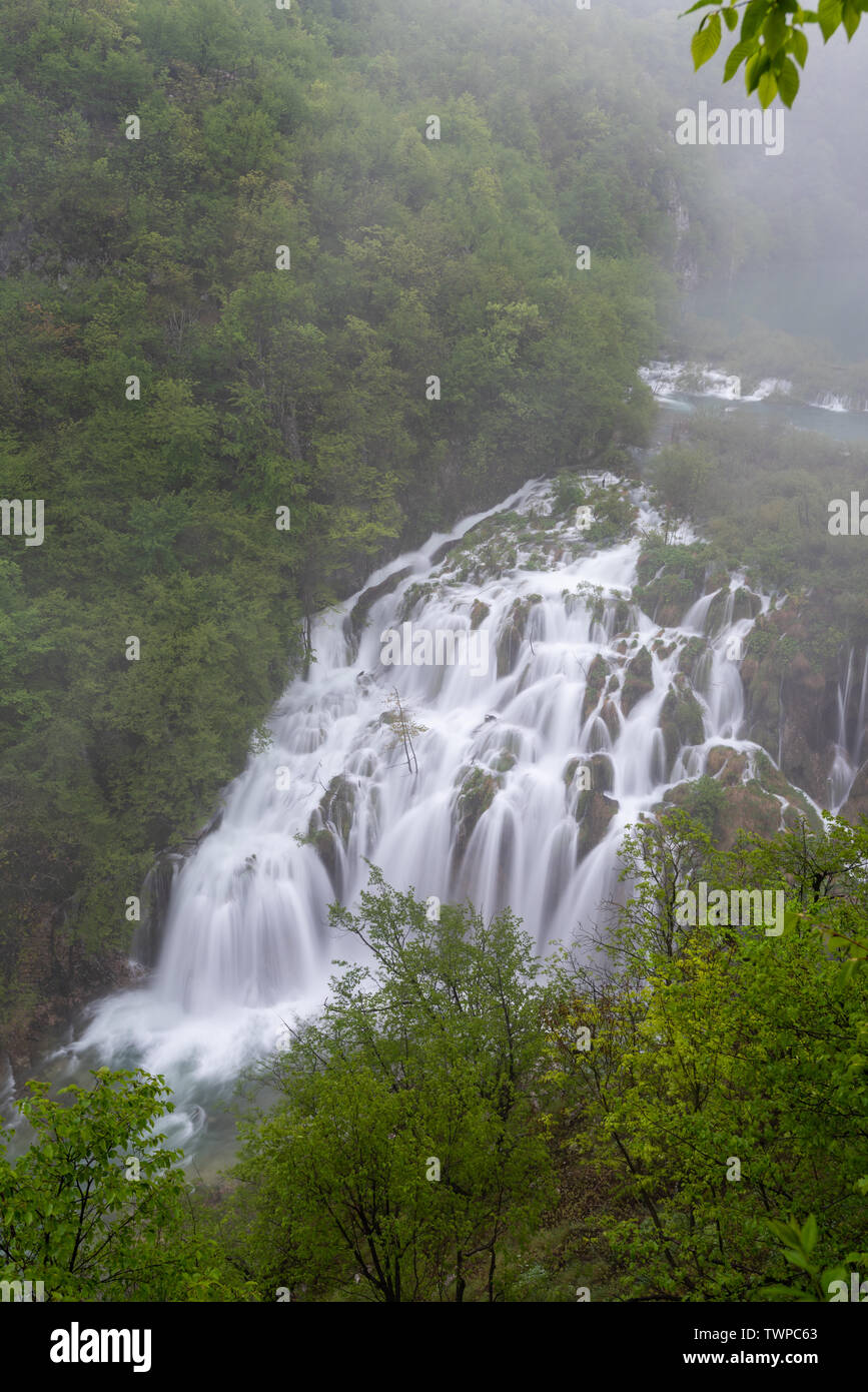 Die Plitvicer Seen im Nationalpark Plitvicka Jezera. Die Unteren Seen im Frühjahr Hochwasser, Kroatien Stockfoto