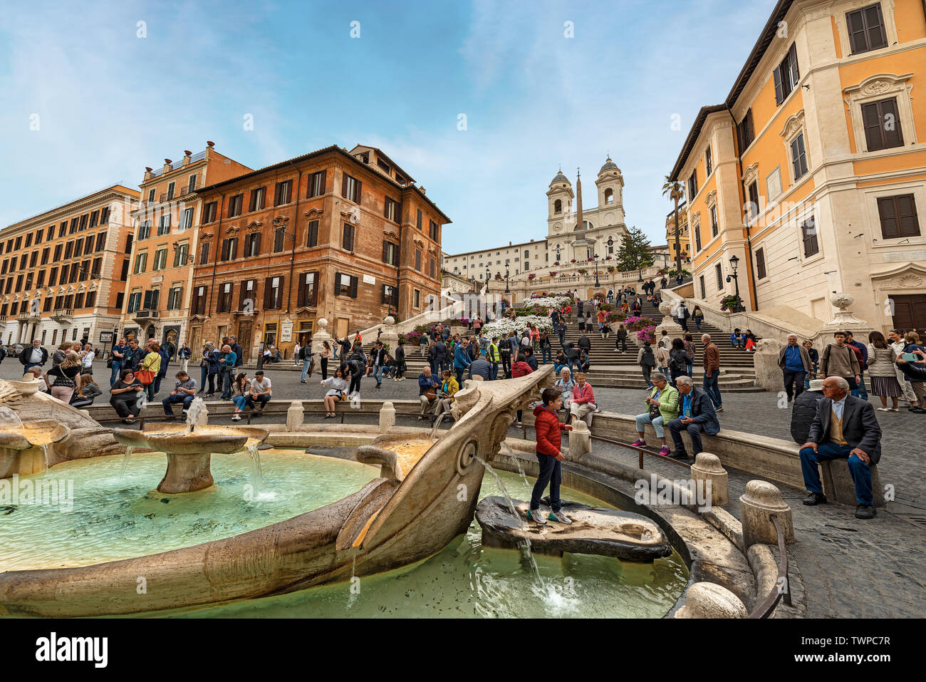 Piazza di Spagna, berühmten Marktplatz mit der Fontana della Barcaccia, Brunnen von Gian Lorenzo Bernini, Rom, UNESCO-Welterbe, Italien, Europa geformt Stockfoto