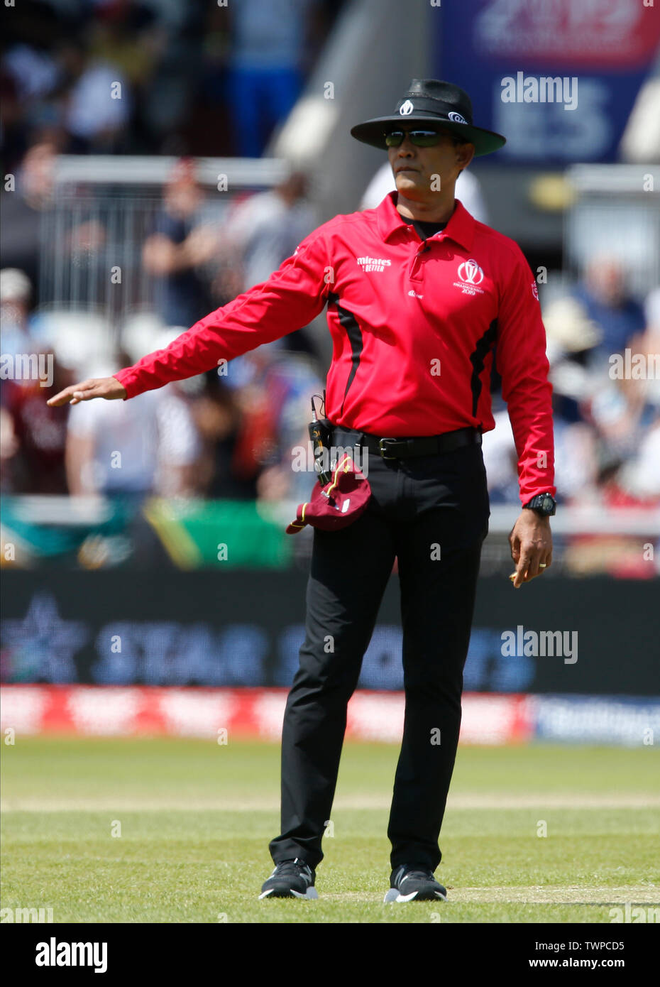 Old Trafford, Manchester, UK. 22. Juni, 2019. ICC World Cup Cricket, West Indies gegen Neuseeland; Schiedsrichter Ruchira-sannyasin Palliyaguruge Signale a4 Quelle: Aktion plus Sport/Alamy leben Nachrichten Stockfoto