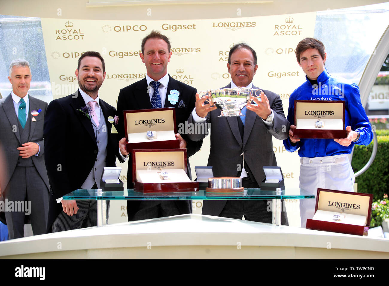 Jockey James Doyle (rechts), Trainer Charlie Appleby (Zweite links) und gewinnende Verbindungen werden mit Trophäen von Martin Compston (links) Nach dem Pinatubo gewinnt die Chesham Einsätze während des Tages fünf von Royal Ascot Hotel in Ascot Pferderennbahn vorgestellt. Stockfoto