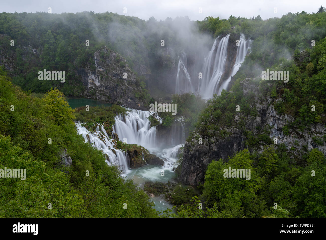 Die Plitvicer Seen im Nationalpark Plitvicka Jezera. Die Unteren Seen im Frühjahr Hochwasser, Kroatien Stockfoto