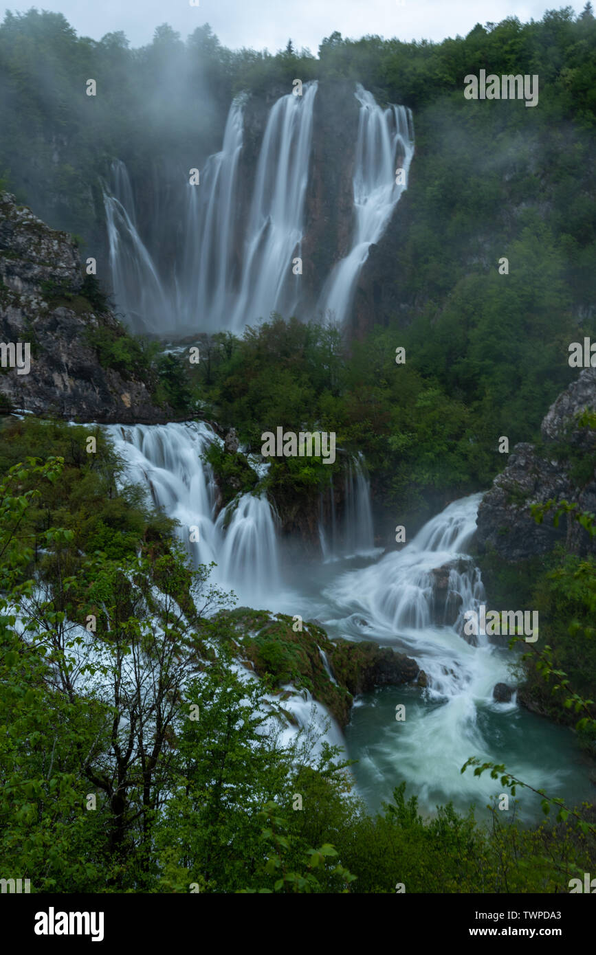 Die Plitvicer Seen im Nationalpark Plitvicka Jezera. Die Unteren Seen im Frühjahr Hochwasser, Kroatien Stockfoto