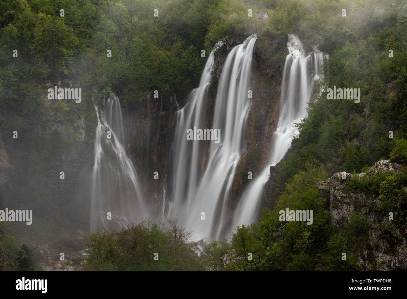 Die Plitvicer Seen im Nationalpark Plitvicka Jezera. Die Unteren Seen im Frühjahr Hochwasser, Kroatien Stockfoto