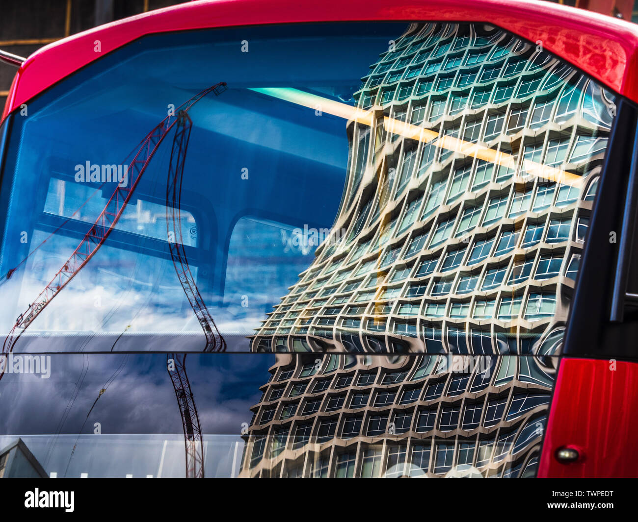 Mittelpunkt London, spiegelt sich in den Fenstern einer London Bus. Mittelpunkt war der Architekt 1966 George Marsh von R.Seifert und Partner abgeschlossen Stockfoto