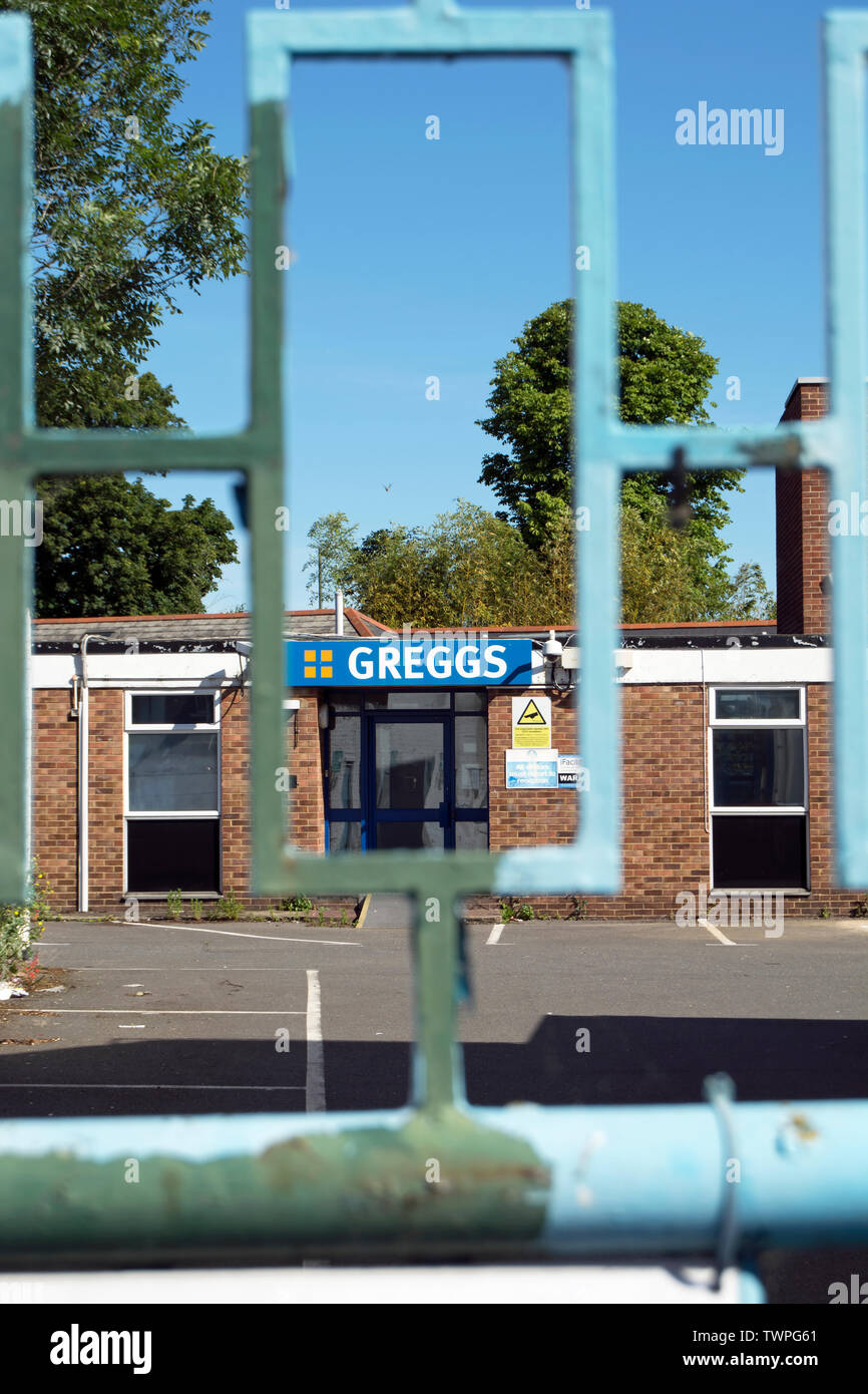 Durch ein geschlossenes Tor gesehen, ein ehemaliger greggs Bäckerei Website in Twickenham, Middlesex, England Stockfoto