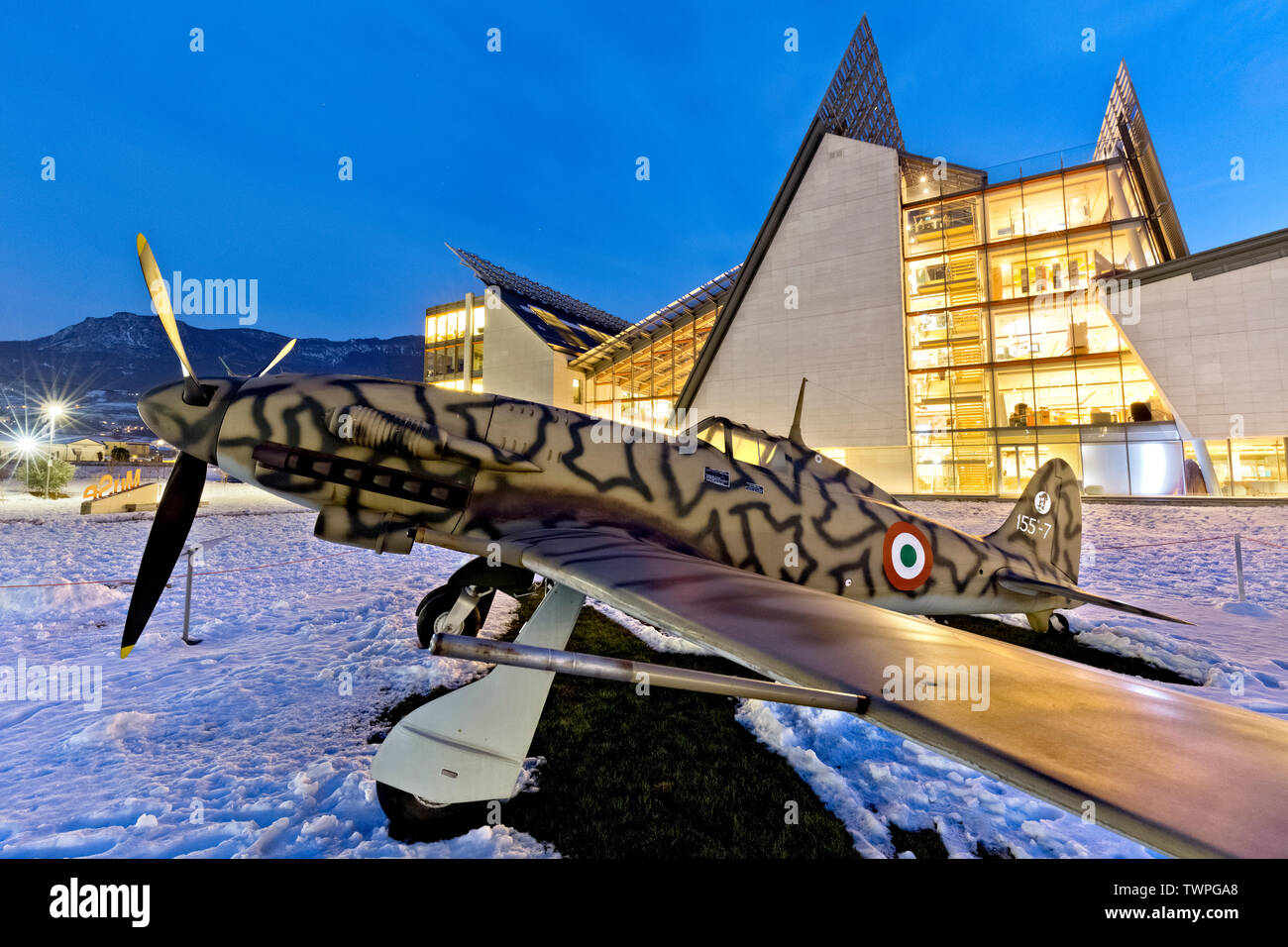 Die Aermacchi 205 Flugzeug und das Science Museum MUSE in Trient. Trentino Alto-Adige, Italien, Europa. Stockfoto