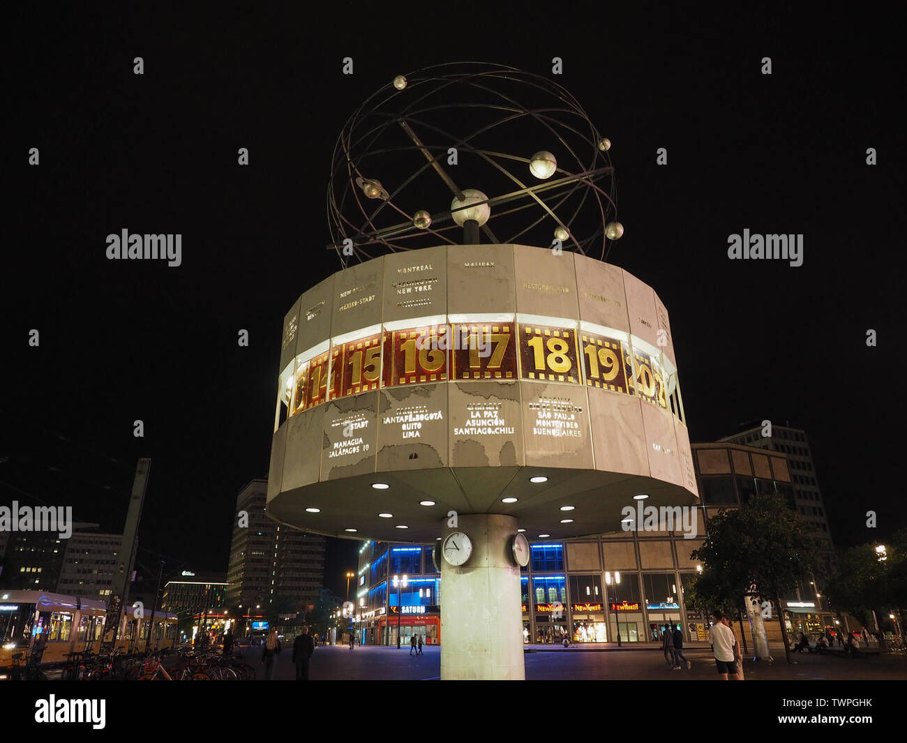 BERLIN, DEUTSCHLAND - ca. Mai 2019: Urania Weltzeituhr (Urania Weltzeituhr) in Alexanderplatz in der Nacht Stockfoto