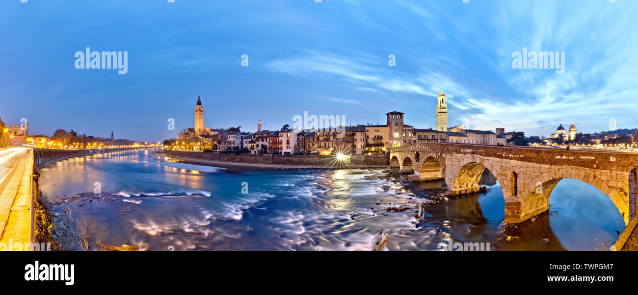 Die Pietra Brücke, die Basilika von Santa Anastasia und der Etsch in der Innenstadt von Verona. Venetien, Italien, Europa. Stockfoto