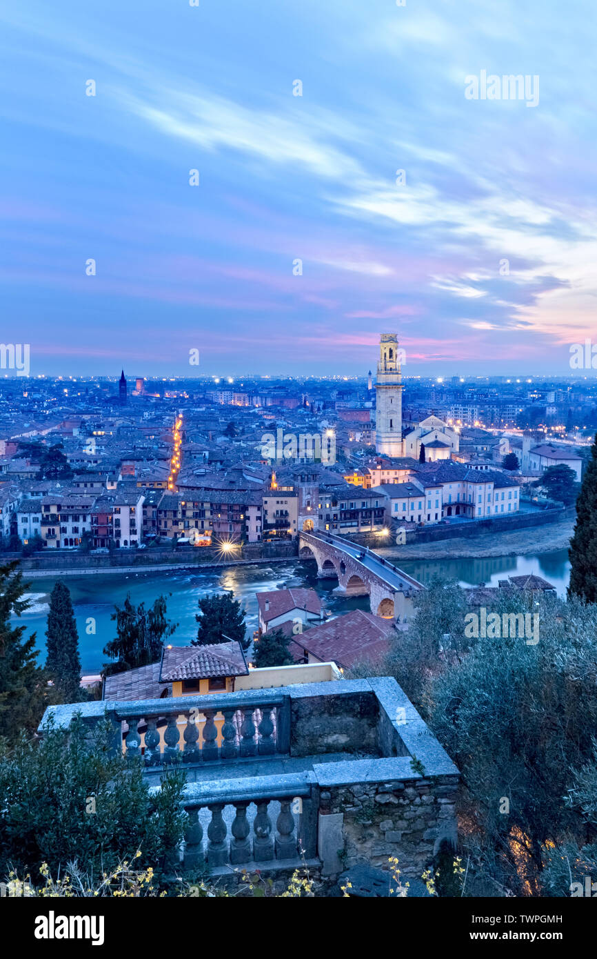 Sonnenuntergang auf die Stadt Verona. Venetien, Italien, Europa. Stockfoto