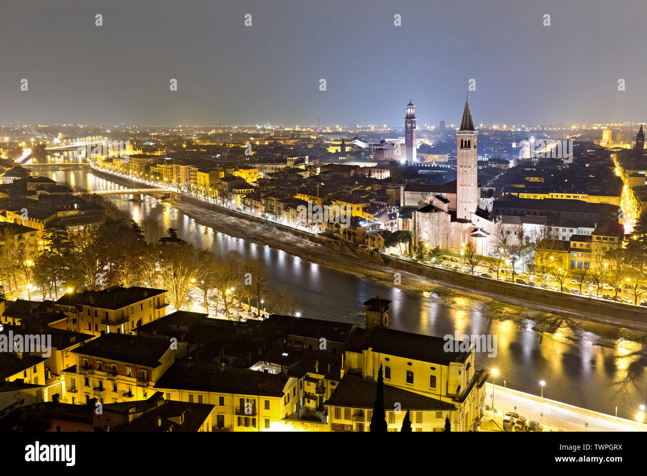 Verona mit Basilika Santa Anastasia in der Nacht. Venetien, Italien, Europa. Stockfoto