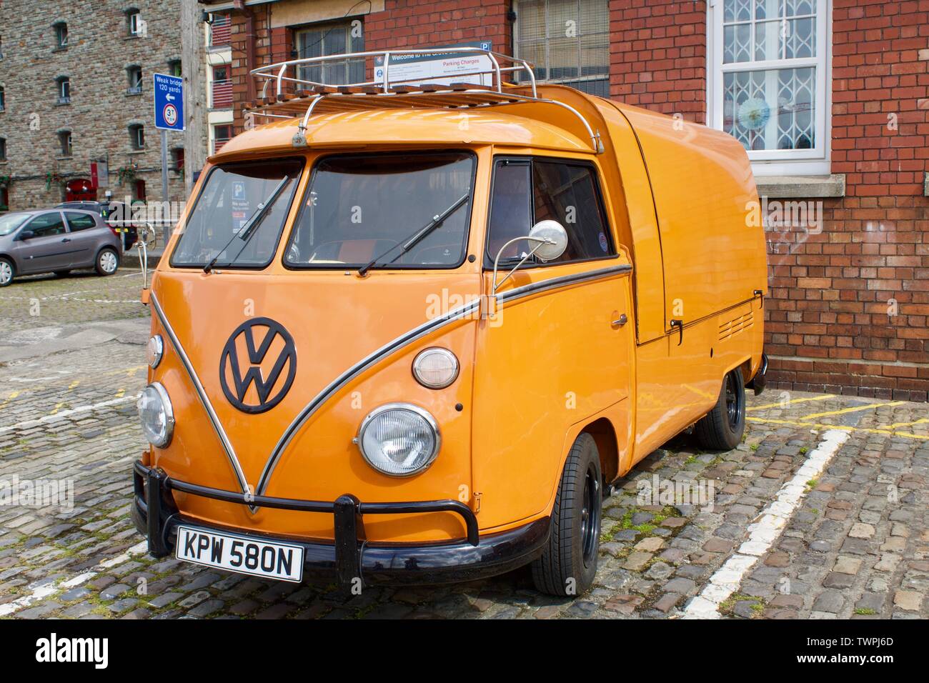 Volkswagen Camper Bus entdeckt in Bristol. Stockfoto