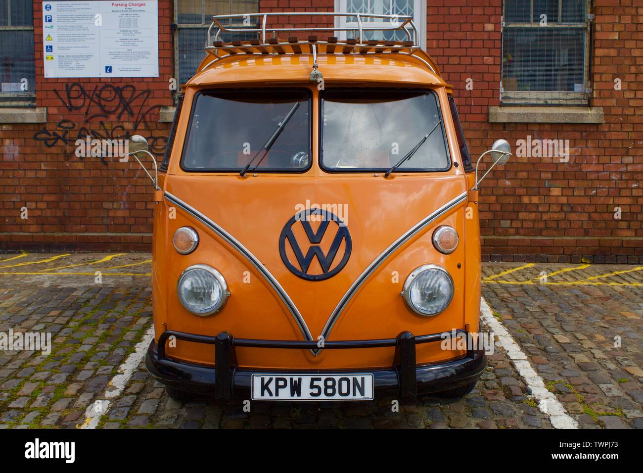 Volkswagen Camper Bus entdeckt in Bristol. Stockfoto