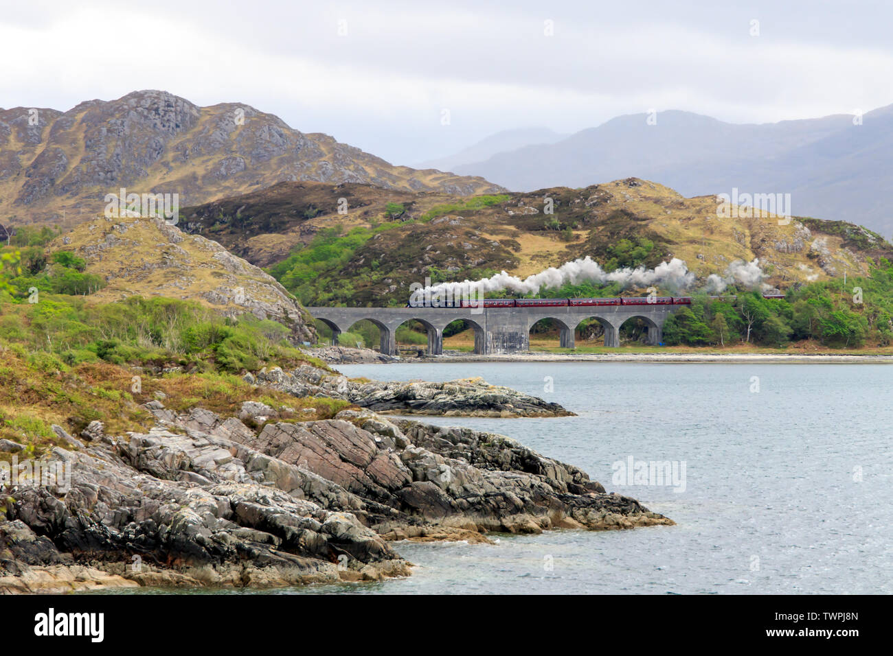 Jacobite Steam Train Überqueren Sie das Viadukt am Loch Nan Uamh in, Scottish Highlands Stockfoto