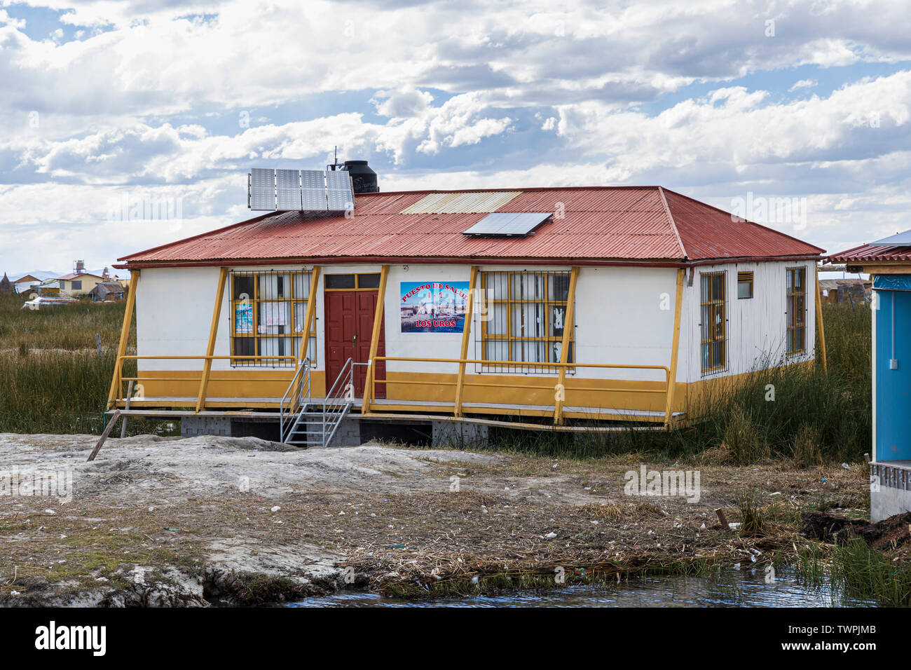 Medical Center auf der Schwimmenden Dörfer von Uros Inseln auf dem Titicacasee, Peru, Südamerika Stockfoto