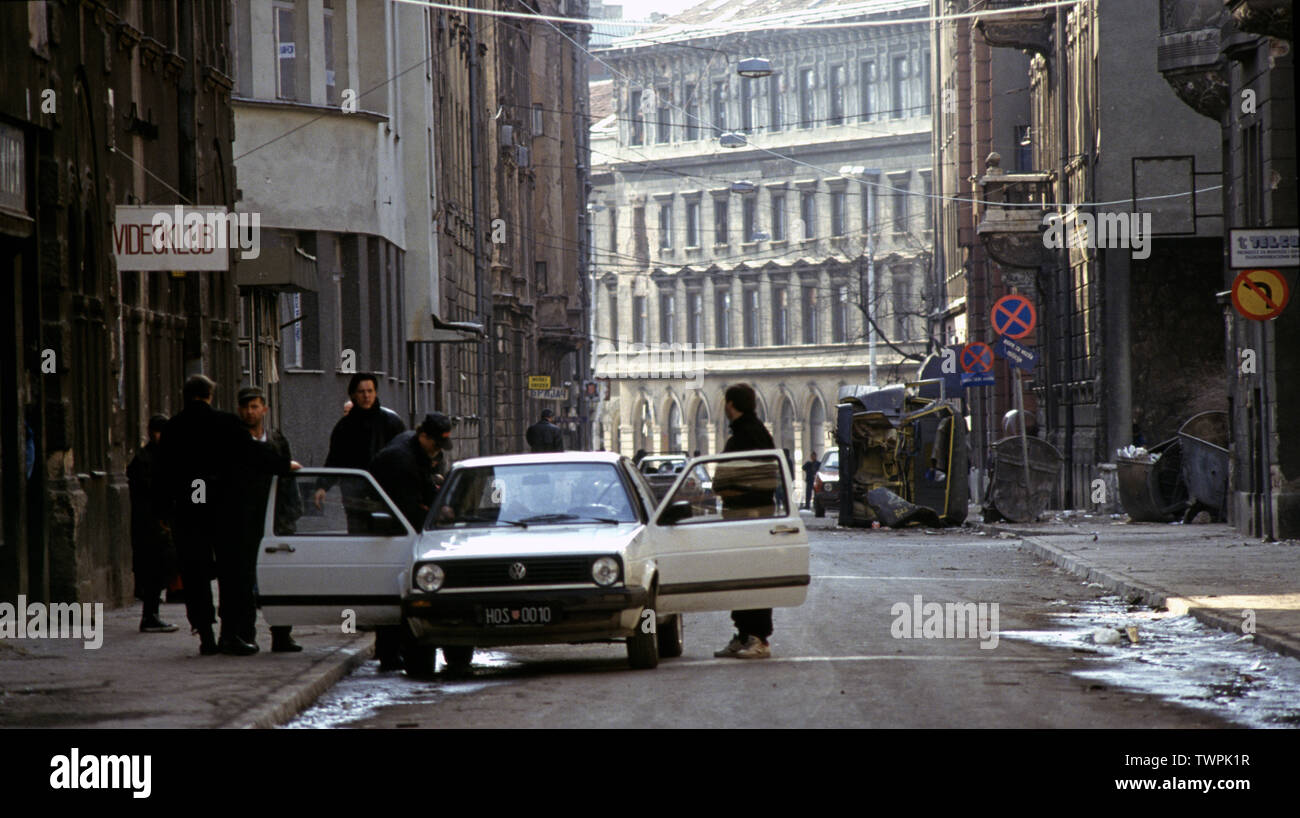 15. März 1993 während der Belagerung von Sarajevo: mehrere Mitglieder der HOS (Hrvatske obrambene snagem-kroatischen Streitkräfte) stehen rund um die offenen Türen eines VW Golf Auto in Vladimira Valtera Perića Straße im Zentrum der Stadt. Stockfoto