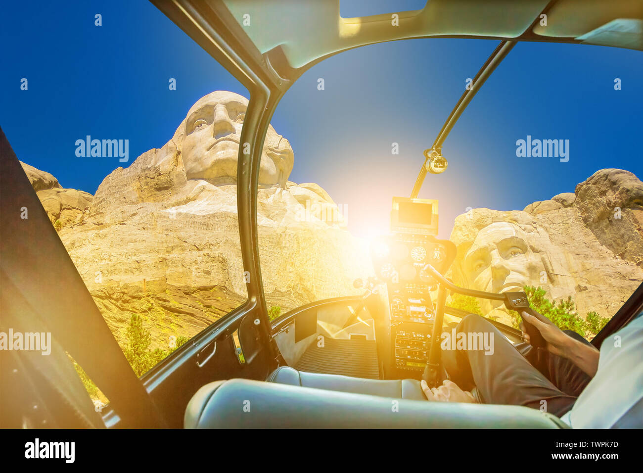 Sonnenuntergang Hubschrauberfliegen am Mount Rushmore National Memorial der Vereinigten Staaten von Amerika in South Dakota. Uns historische Präsidenten: Washington Stockfoto