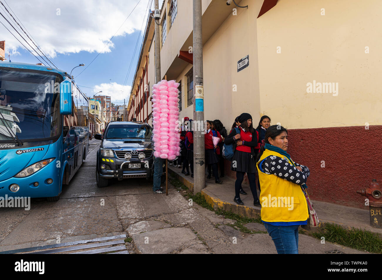 Verkauf von rosa Zuckerwatte Kinder in Puno zur Schule, Titicacasee, Peru, Südamerika Stockfoto