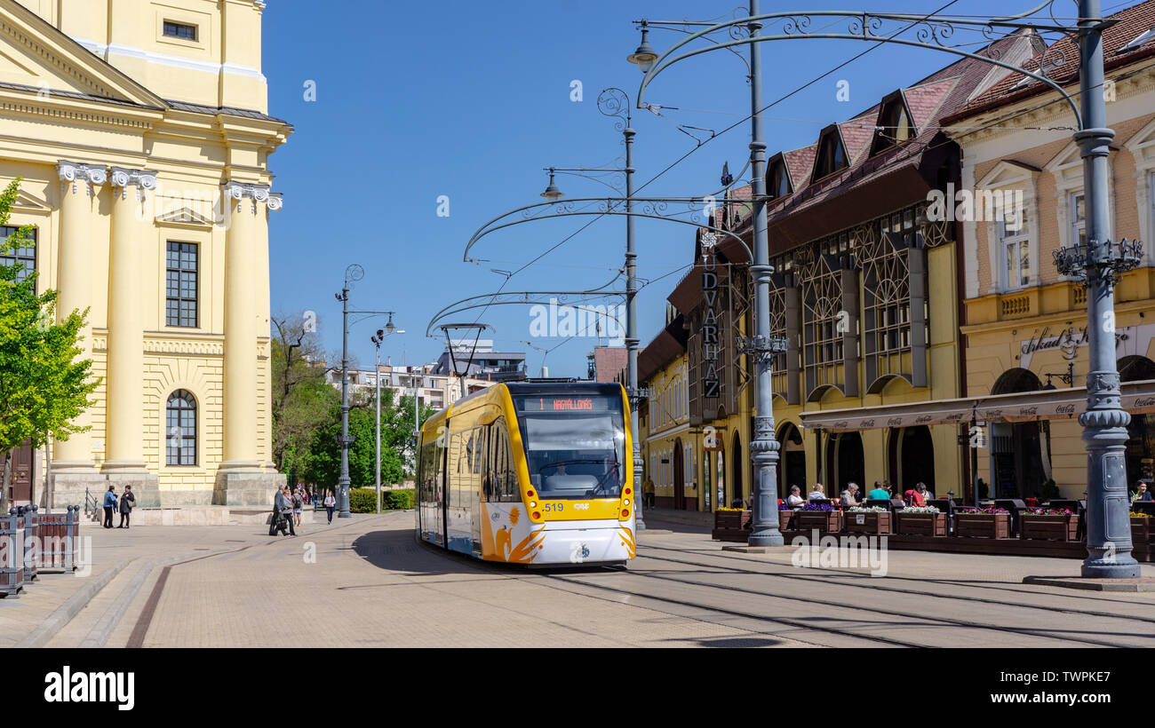 Debrecen Ungarn 04 19 2019 Tram durch Kossuth tér in Debrecen Stockfoto