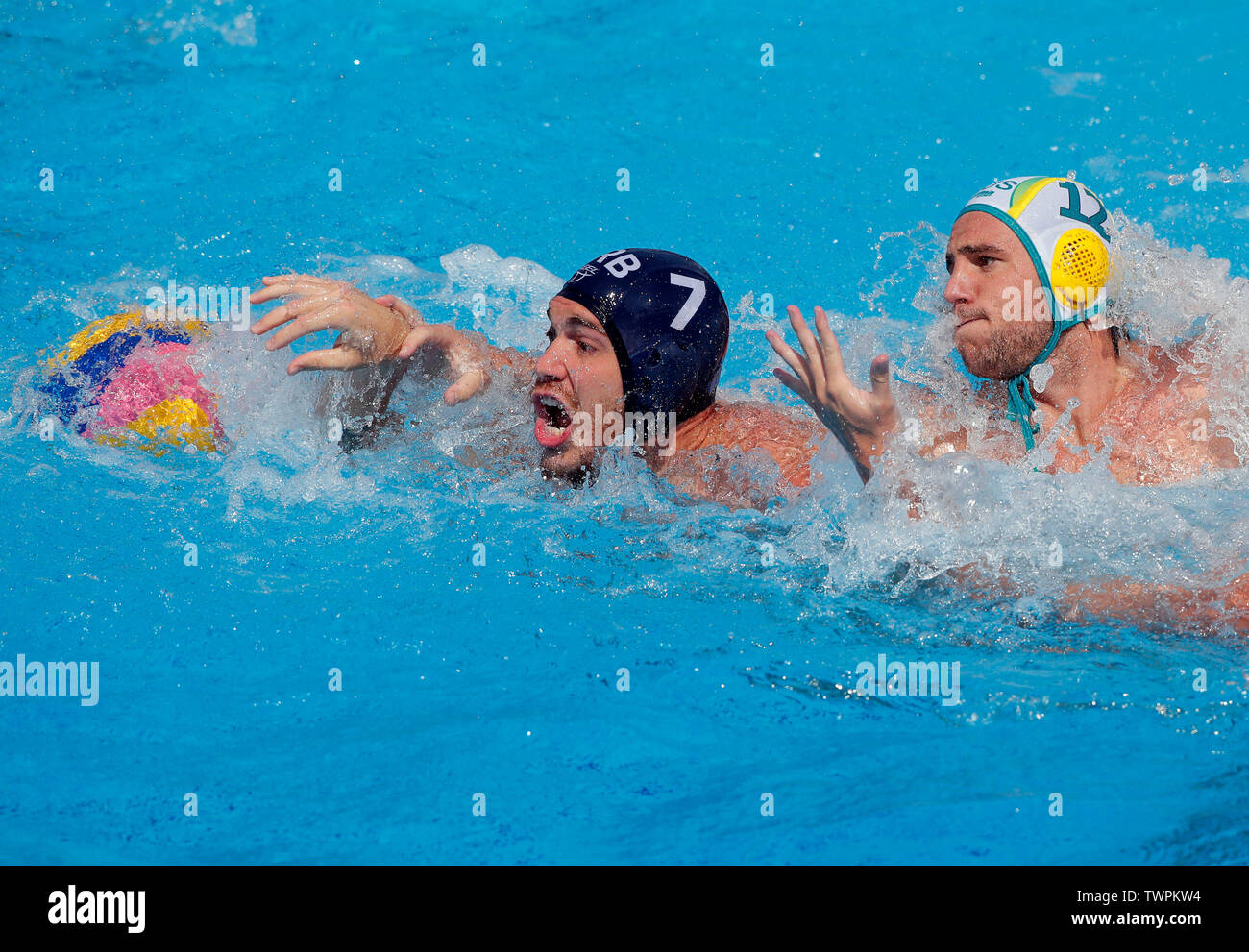 Belgrad, Serbien. 22. Juni, 2019. Serbiens Nemanja Vico (L) Mias mit Australiens Blake Edwards während der FINA Wasserball World League Halbfinale in Belgrad, Serbien, 22. Juni 2019. Credit: Predrag Milosavljevic/Xinhua/Alamy leben Nachrichten Stockfoto