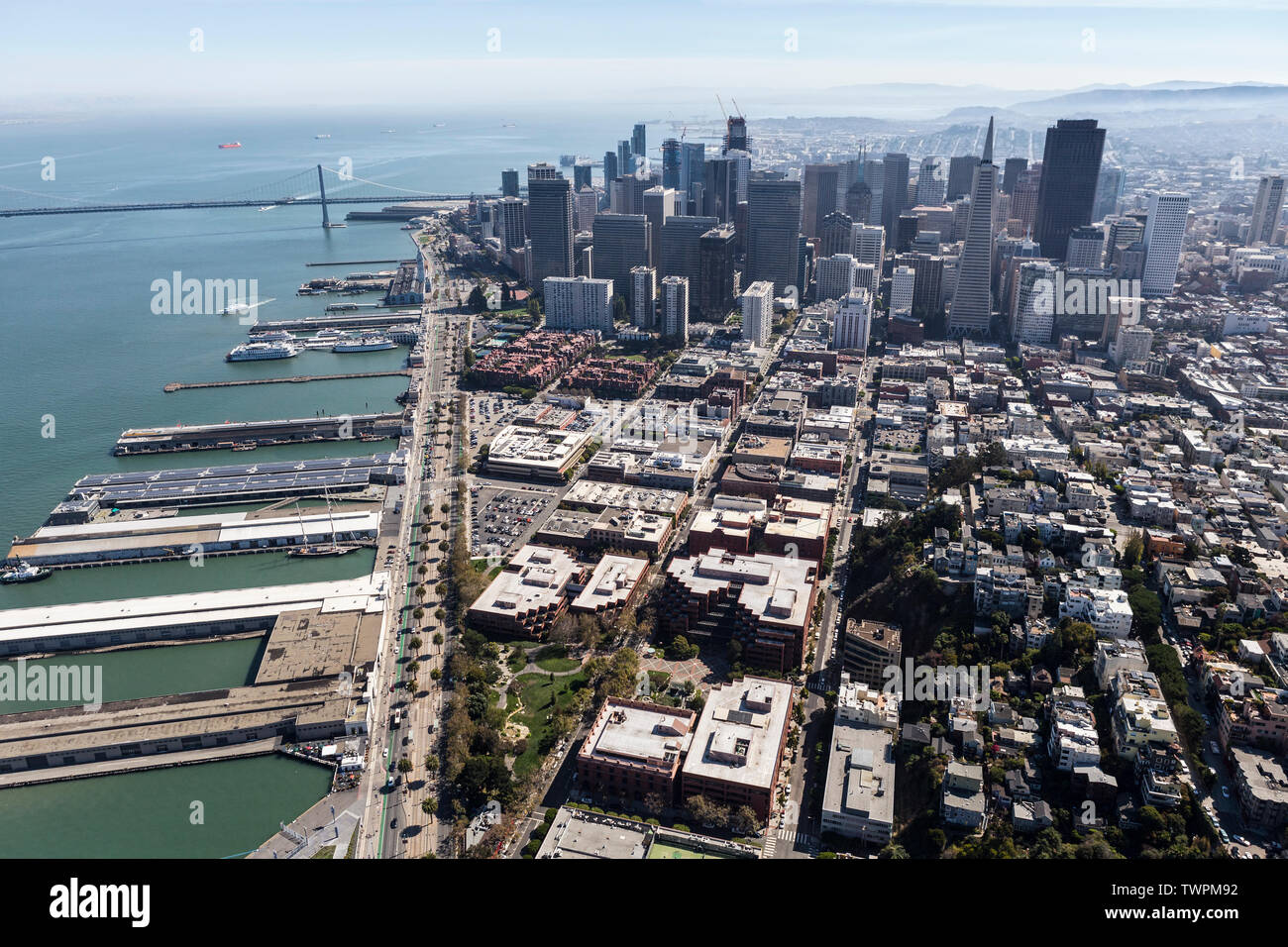 Urbane Stadtbild Luftaufnahme von Downtown San Francisco Gebäude und Waterfront Docks in Kalifornien. Stockfoto