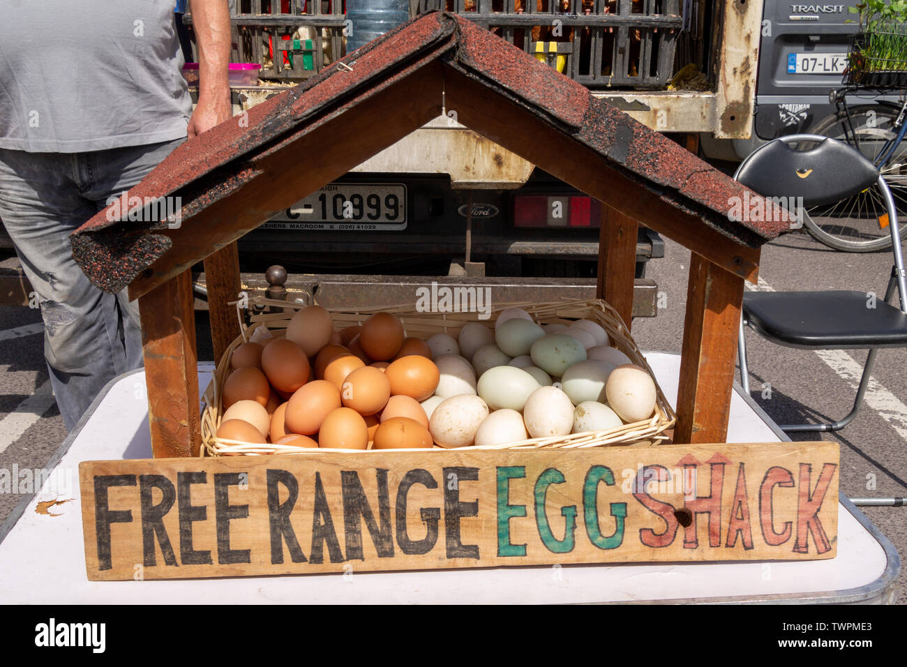 Eier aus Freilandhaltung für Verkauf an ein Open-air-Markt Stockfoto