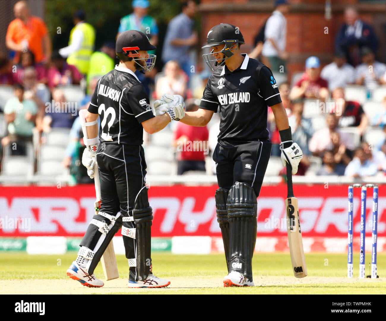 Am 22. Juni 2019, Old Trafford, Manchester, England; ICC World Cup Cricket, West Indies gegen Neuseeland; eineinhalb Jahrhunderte sowohl für Captain Kane Williamson und Ross Taylor von Neuseeland Hände schütteln wie Williamson erreicht seine 50 läuft Stockfoto