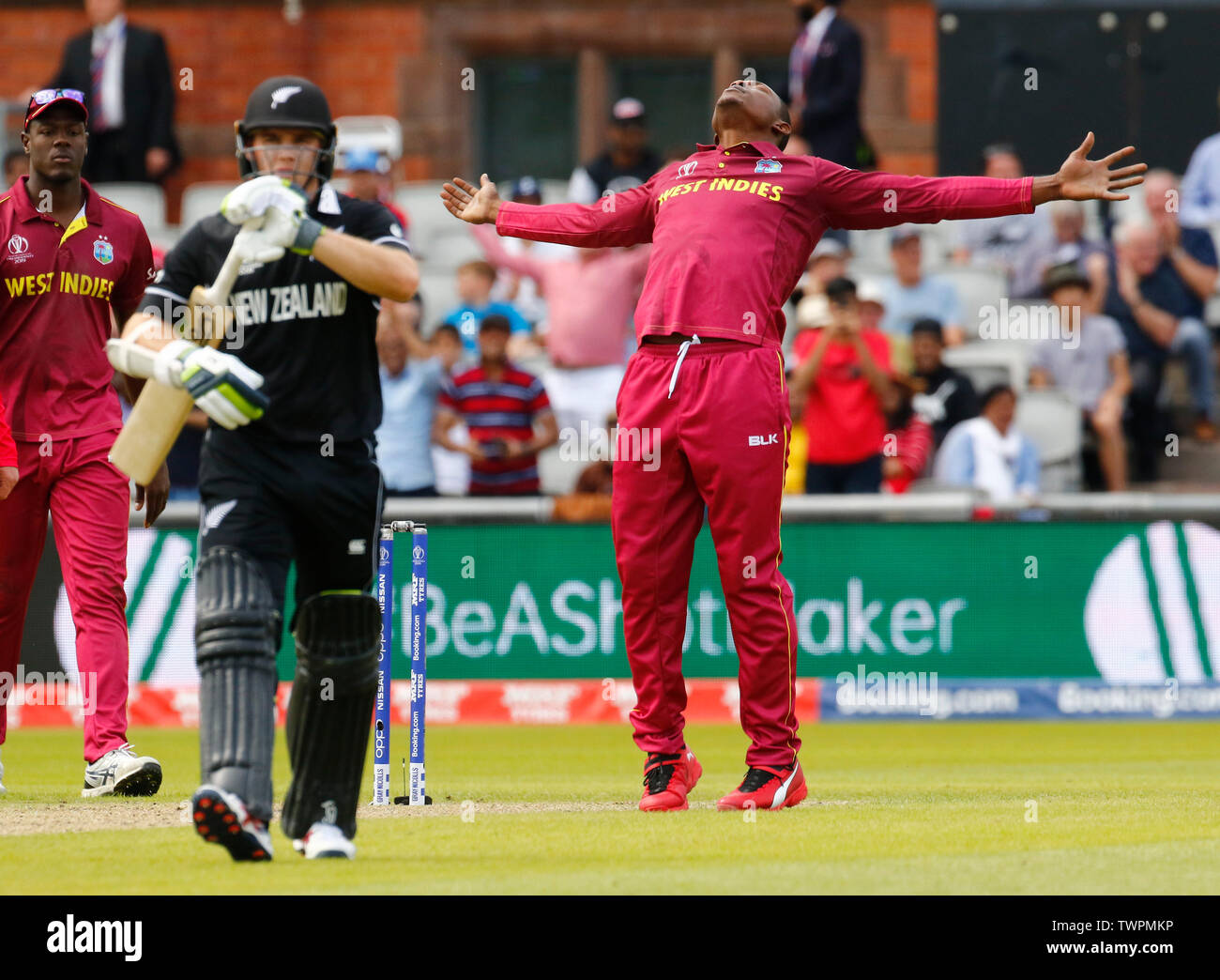 Am 22. Juni 2019, Old Trafford, Manchester, England; ICC World Cup Cricket, West Indies gegen Neuseeland; Sheldon Cottrell der West Indies feiert, nachdem er Tom Latham aus Fänge seiner eigenen Bowling Stockfoto