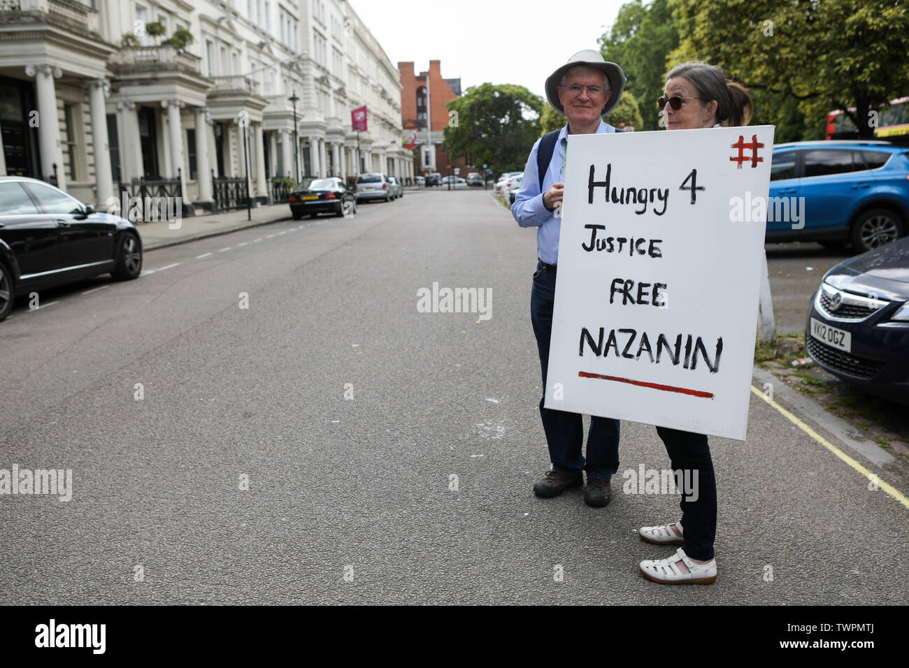 Iranische Botschaft, London, UK. 22. Juni, 2019. Richard Ratcliffe weiter seinen Hungerstreik außerhalb der Botschaft des Iran in Knightsbridge. Richard ist der Ehemann von Nazanin Zaghari-Ratcliffe, im Iran inhaftiert. Penelope Barritt/Alamy leben Nachrichten Stockfoto