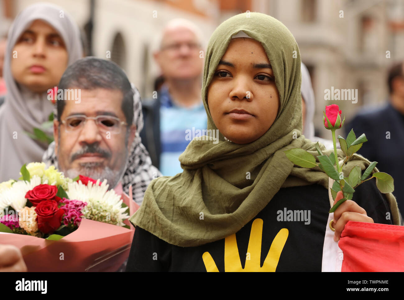 London, Großbritannien. Juni 2019. Einige von denen, die an einem Protest vor der ägyptischen Botschaft in London zum Gedenken an Mursi teilnehmen. Kredit: Joe Kuis / Alamy Nachrichten Stockfoto