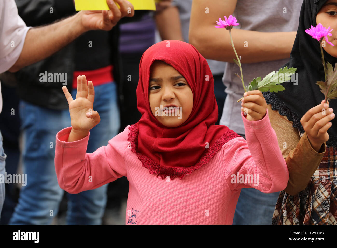 London, Großbritannien. Juni 2019. Eine junge Protesterin mit einer Blume in der Hand unter den Demonstranten vor der ägyptischen Botschaft in London zum Gedenken an Mursi. Kredit: Joe Kuis / Alamy Nachrichten Stockfoto