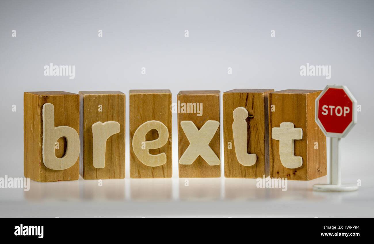 Brexit Konzept Brexit Wort auf Holzklötze und Stop Schild Stockfoto