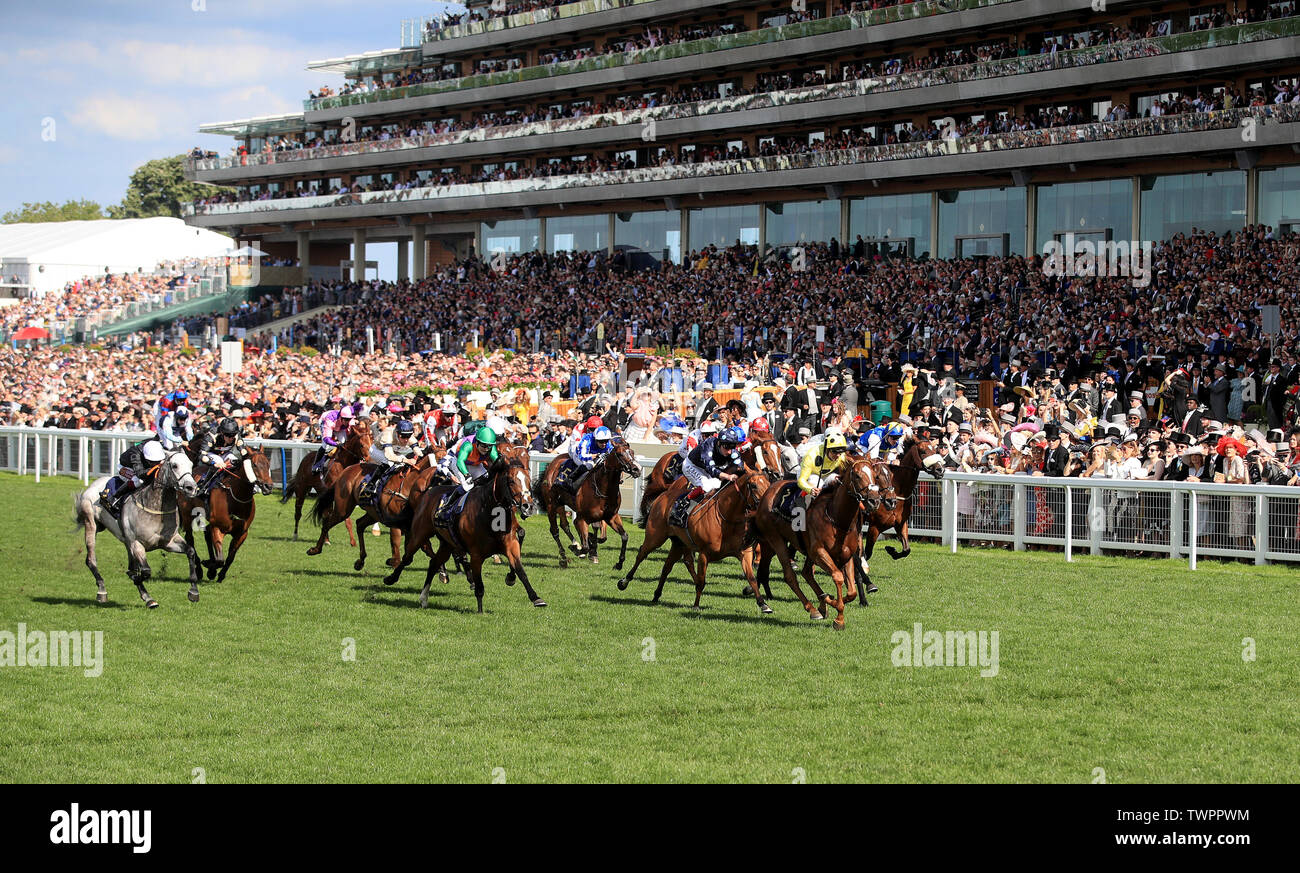 Cape Byron geritten von Jockey Andrea Atzeni auf dem Weg zum Gewinnen der Wokingham Stakes während des Tages fünf von Royal Ascot Hotel in Ascot Pferderennbahn. Stockfoto