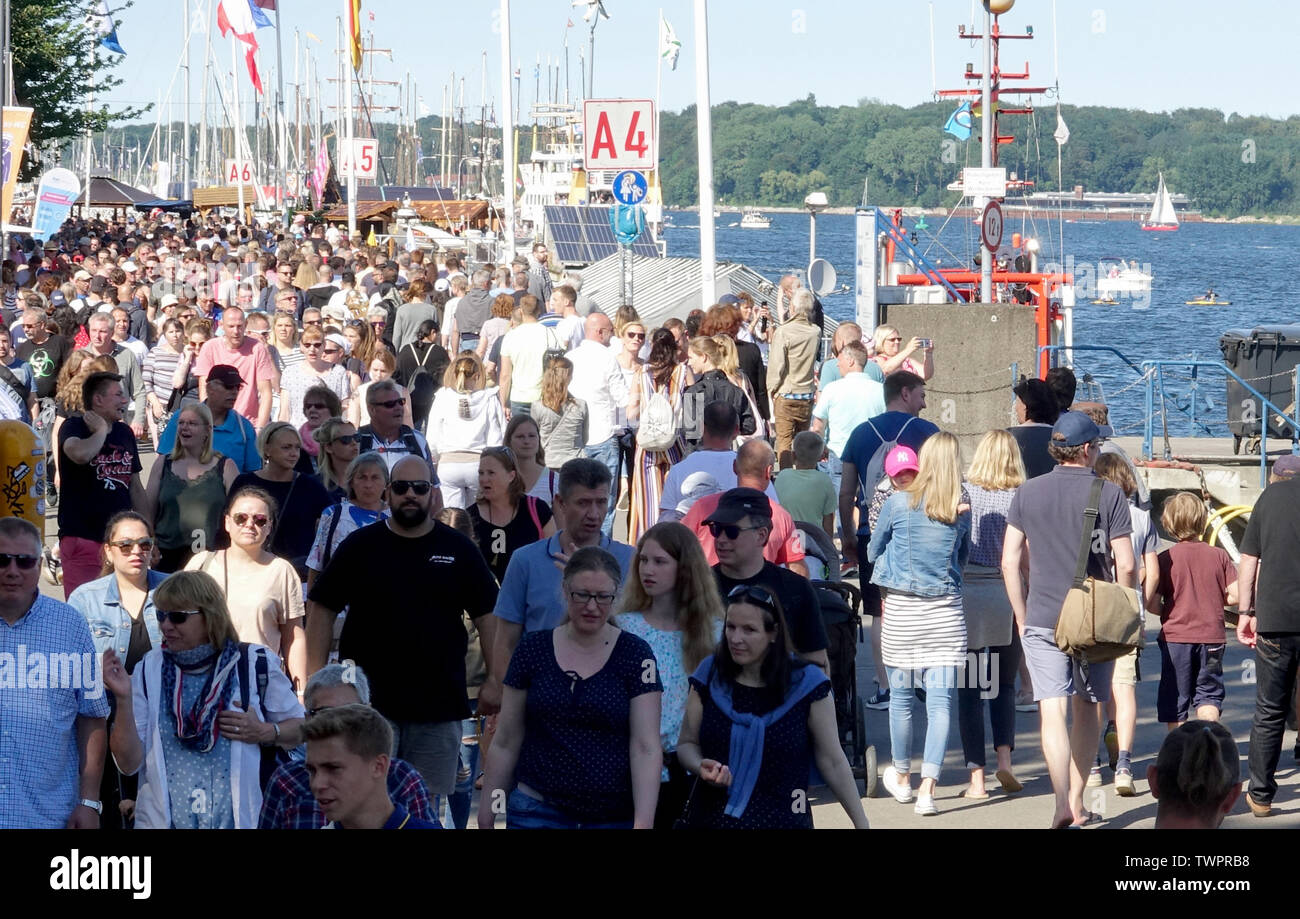 Kiel, Deutschland. 22. Juni, 2019. Tausende von Menschen überqueren die kiellinie am ersten Tag der Kieler Woche. Die Kieler Woche ist das größte Segelveranstaltung der Welt. 2000 Boote aus 60 Nationen konkurrieren in der Regatten. Credit: Carsten Rehder/dpa/Alamy leben Nachrichten Stockfoto