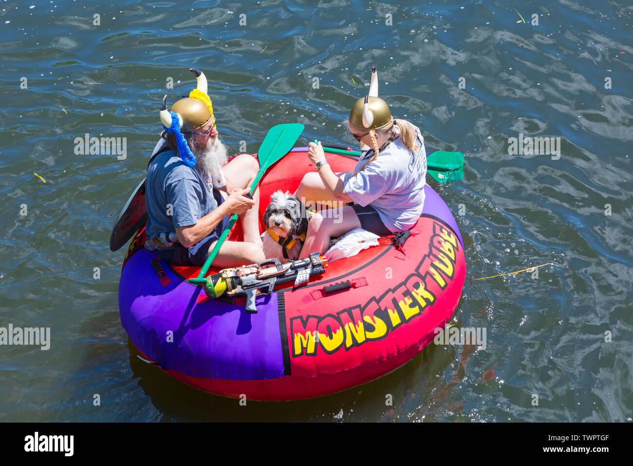 Iford, Dorset, Großbritannien. Am 22. Juni 2019. Perfektes Wetter, warm und sonnig, noch für Dorset Beiboot Tag mit Hunderten von Schlauchboote, Faltboote, Handwerk, Platten bilden eine Flottille Segeln von iford Brücke, den Fluss Stour zu Tuckton Brücke. Die Veranstaltung begann im Jahr 2014 als ein wenig Spaß, aber hat jetzt eine jährliche Veranstaltung Geld für Nächstenliebe und Getter jedes Jahr größer geworden. Paar gekleidet, wie Wikinger Spaß im Monster Tube Schlauchboot mit Hund. Credit: Carolyn Jenkins/Alamy leben Nachrichten Stockfoto