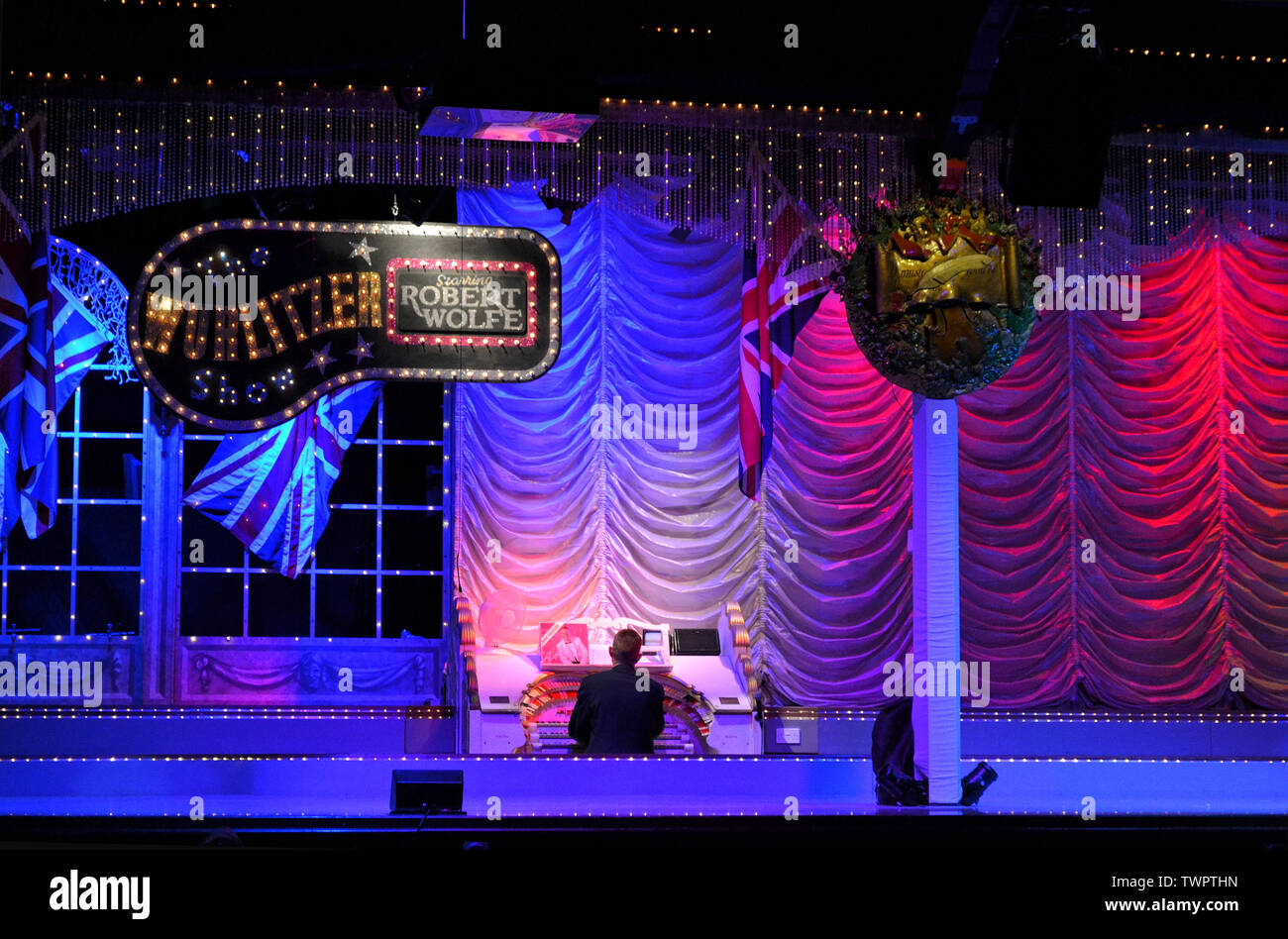 Mann spielt die Wurlitzer theatralischen Orgel in der Wurlitzer Show im Thursford Sammlung, Thursford, Fakenham, Norfolk, Großbritannien Stockfoto