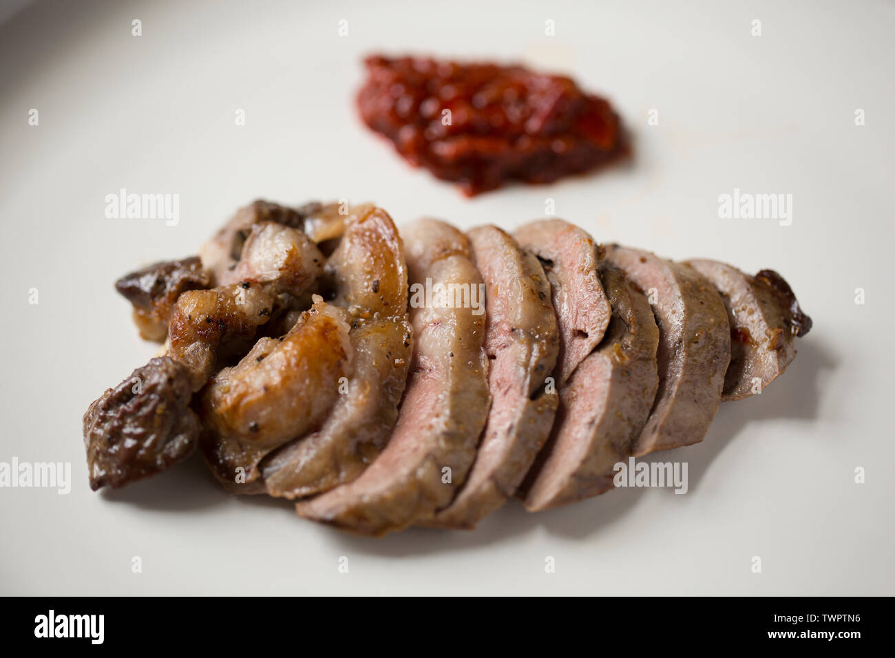 Ein Gegrilltes, geschnitten die Hälfte des Herzens eines britischen Lamm, das in einem hausgemachten Version des peruanischen Gericht anticuchos gekocht wurde. Es war mariniert in Einem Stockfoto