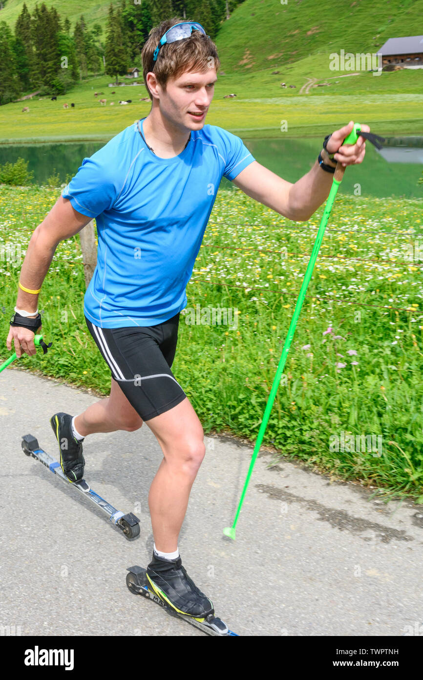 CC-Skifahrer während einer Trainingseinheit im Sommer Stockfoto