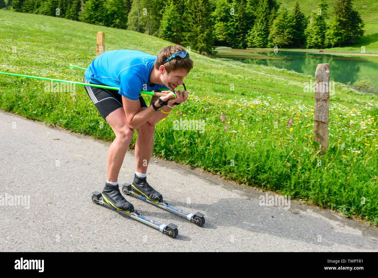 CC-Skifahrer während einer Trainingseinheit im Sommer Stockfoto