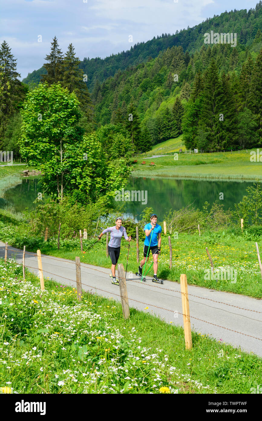 CC-Skifahrer während einer Trainingseinheit im Sommer Stockfoto