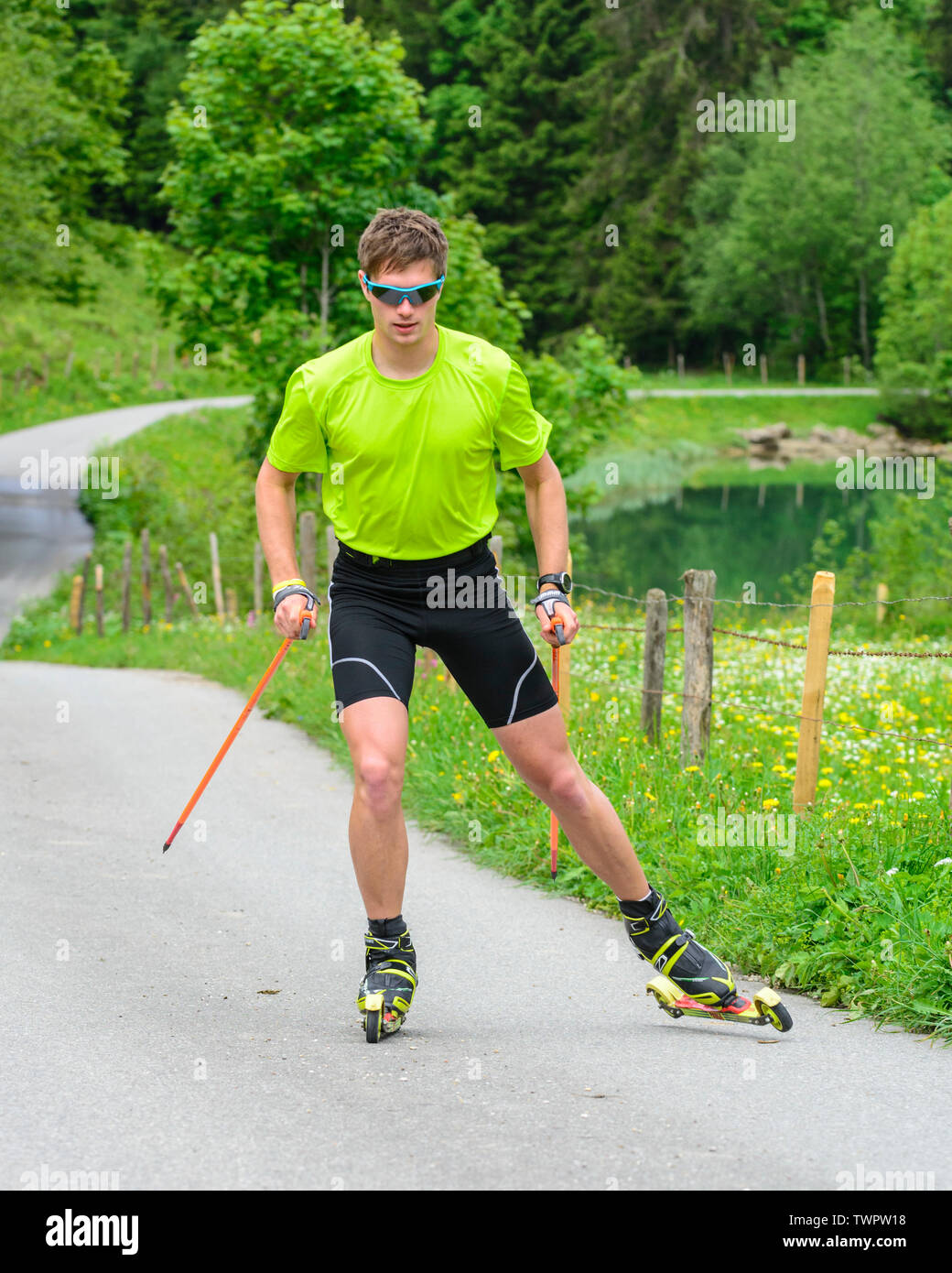 CC-Skifahrer während einer Trainingseinheit im Sommer Stockfoto