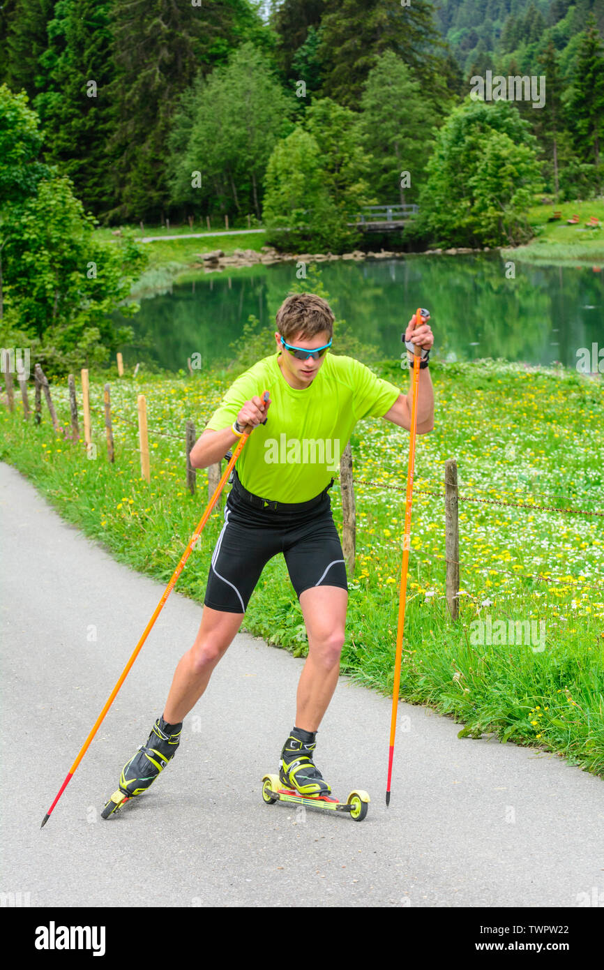 CC-Skifahrer während einer Trainingseinheit im Sommer Stockfoto