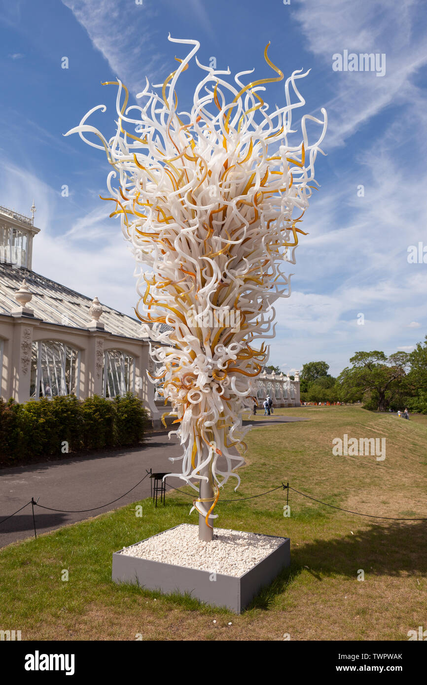 Die Opal und Bernstein Tower ist ein Glas Skulptur von zeitgenössischen USA Künstler Dale Chihuly, außerhalb der Gemäßigten Haus in Kew Gardens, London, UK. Stockfoto
