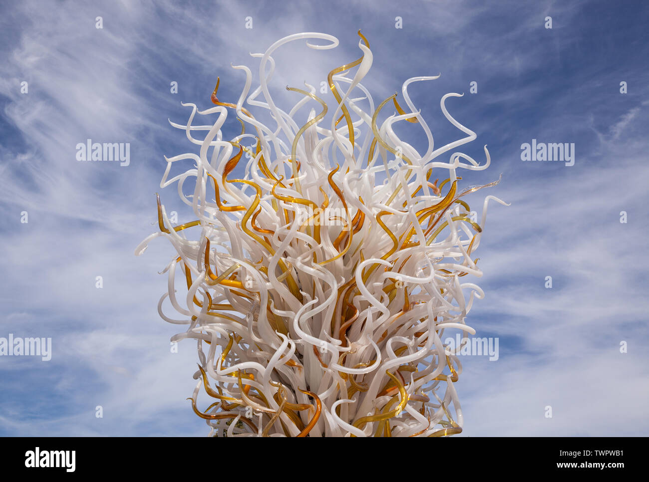 Die Opal und Bernstein Tower ist ein Glas Skulptur von zeitgenössischen USA Künstler Dale Chihuly, außerhalb der Gemäßigten Haus in Kew Gardens, London, UK. Stockfoto