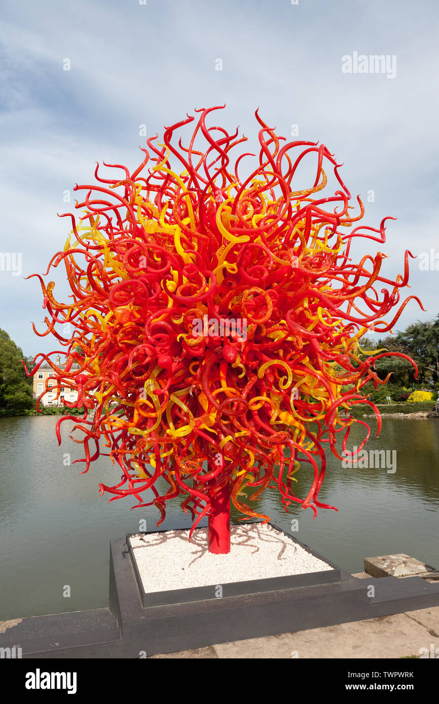 Sommer Sonne ist ein Glas Skulptur von zeitgenössischen USA Künstler Dale Chihuly, in den Teich in Kew Gardens, Richmond, London, UK. Stockfoto